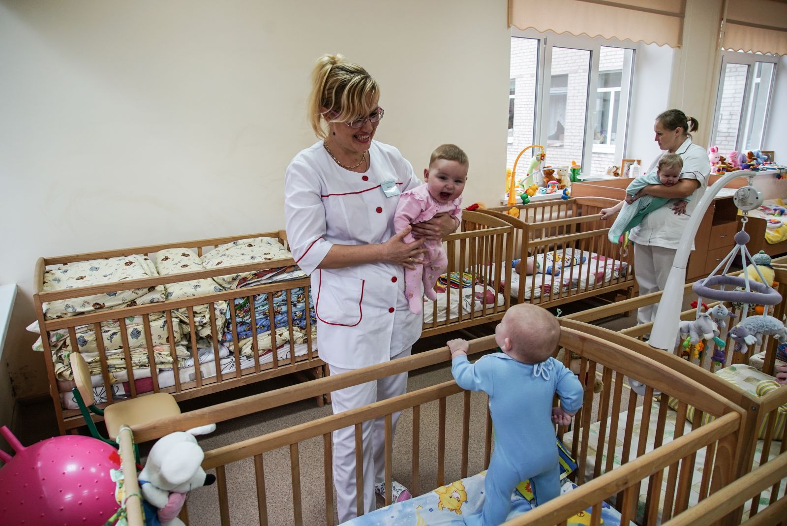Оккупанты массово вывозят детей из Украины и отдают их на усыновление российским семьям
